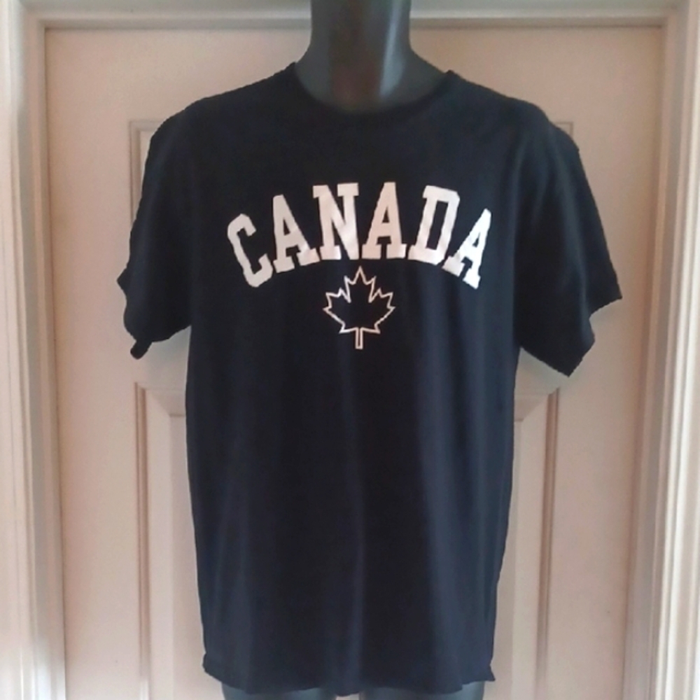 Gildan Black Short Sleeve Tee Canada Maple Leaf